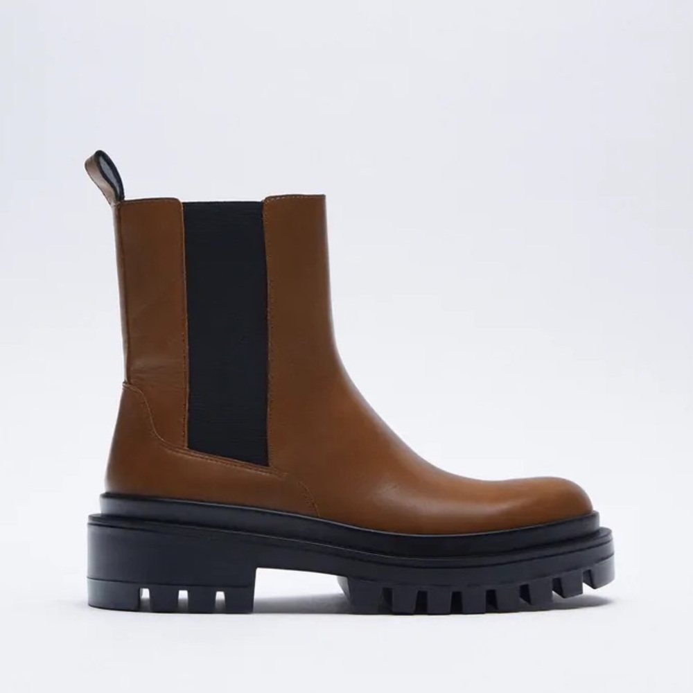 NWT. Zara Flat Leather Ankle Boots. Size 9.